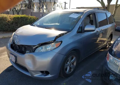 2015 Toyota Sienna Le 8 Passenger z USA, uszkodzony, nr VIN 5TDKK3DC3FS554471